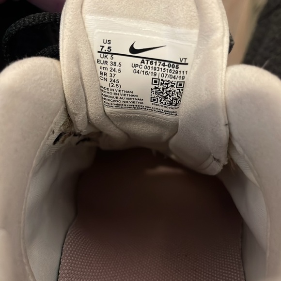 Wmns Nike Air Max 270 React Black White Bleached Coral - Picture 8 of 8